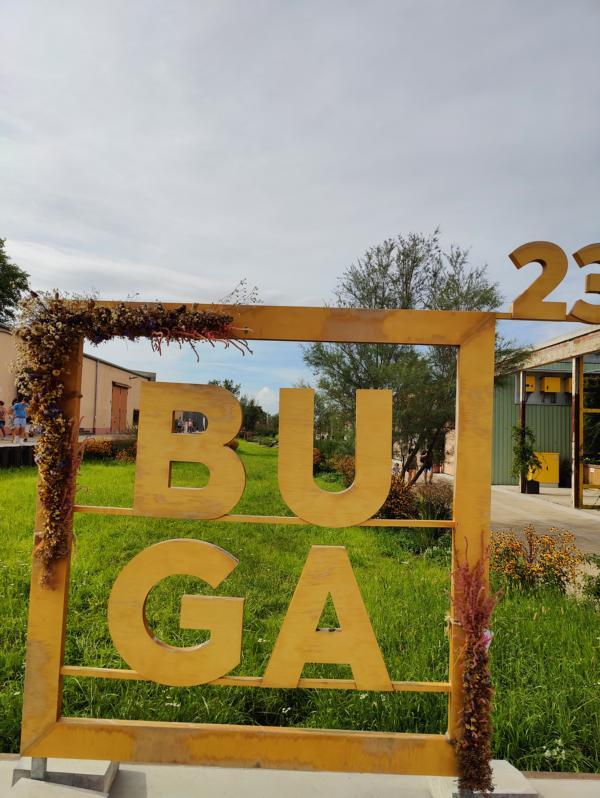 BuGa 2023 Mannheim: großes gelbes „BUGA“-Schild am Eingang auf einer Grünfläche – Symbolfoto zur Bundesgartenschau und zum BuGa-Buzz im Social Listening.
