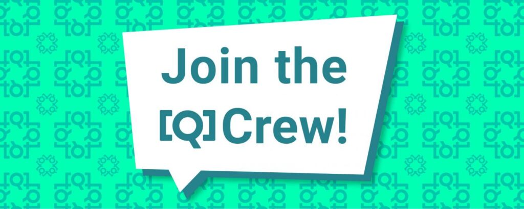 Grafik mit Sprechblase „Join the Q Crew!“ vor Q-Musterhintergrund – Symbolbild für Stellenanzeige: (Senior) Research & Insights Manager mit Fokus auf qualitative Marktforschung bei Team Q.