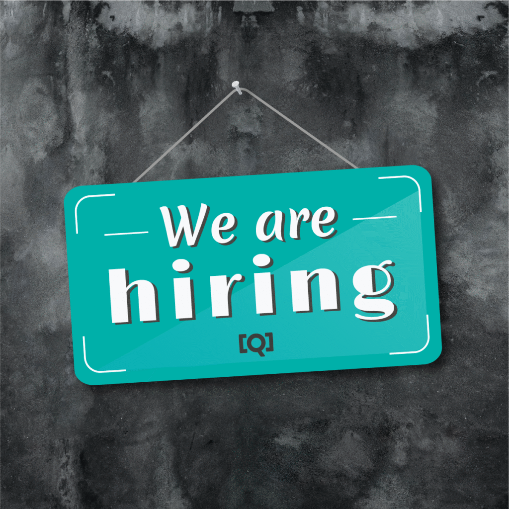 Türschild im Q-Design mit Aufschrift „We are hiring“ – Symbolbild für Stellenanzeige bei Team Q: (Senior) Research & Insight Manager mit Fokus auf qualitative Forschung.