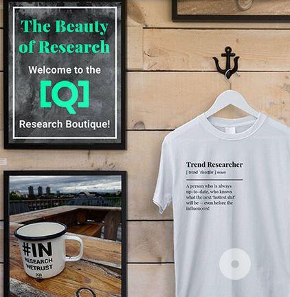 Collage „The Beauty of Research“: Schild „Welcome to the Q Research Boutique“, aufgehängtes T-Shirt „Trend Researcher“ und Tasse „#InResearchWeTrust“ – Q-Standkonzept der succeet21.