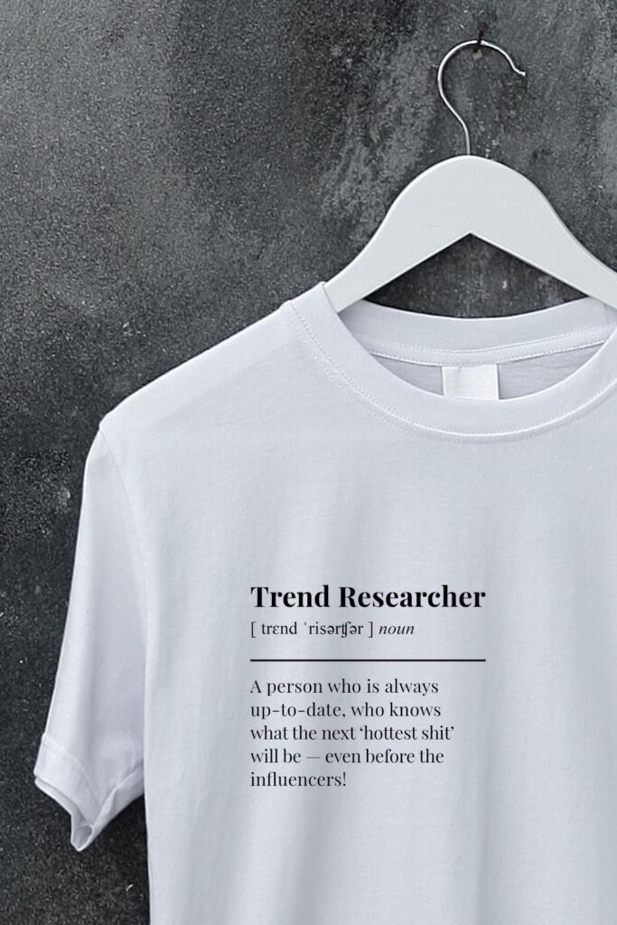 Weißes T-Shirt auf Kleiderbügel mit Aufdruck „Trend Researcher“ und Definition – Merchandise zur succeet21 und zum Motto „The Beauty of Research“ von Team Q.